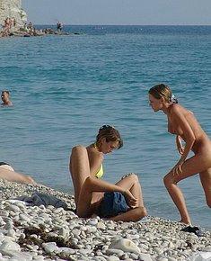 NUDIST WOMEN