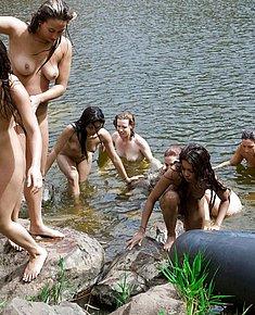 NUDIST WOMEN