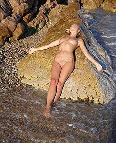 PRETTY NUDE GIRLS