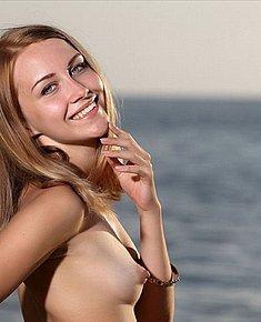 PRETTY NUDE GIRLS