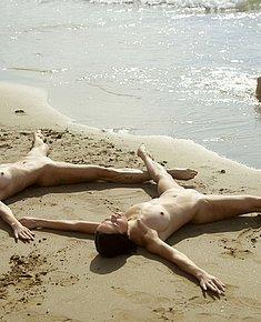 NUDIST WOMEN