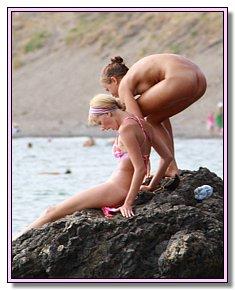 without complexes bitches remains bare on the beach holidays