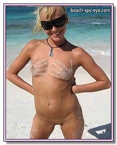attractive naturist chicks admires its body in the beach of nudists