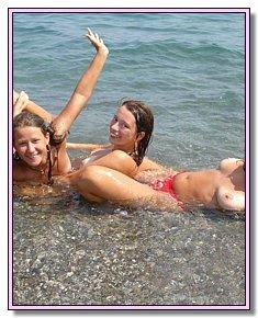 stripped nymphomaniac attracts men in the beach of nudists