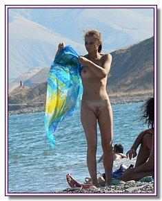 uncomplexed beautifull naked babes completely undresses on nude beach in usa