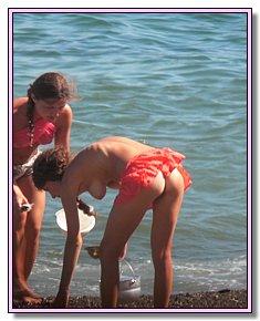 pleasing exhibitionist teens relaxes without clothes nude beaches jamacia
