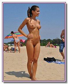 delicious blonds and brunet girls seduces men FKK beach