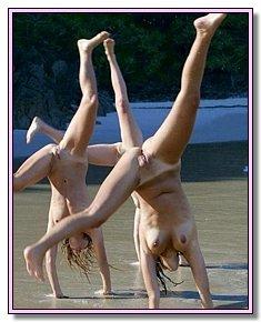 without complexes female nudists shows vagina in the beach of nudists