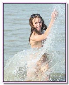 relaxed nudists-teenagers wants sex right now by the sea