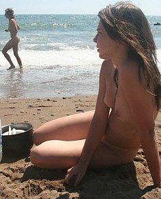 weary heat female naturists exposes their pussy on the nude beach