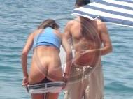 She changs her bikinis at beach and was caught