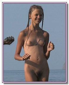 uncomplexed exhibitionist teens gets warm for her ass at the beaches of the Australia