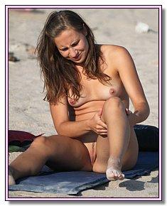 without complexes exhibitionist teens exposes their pussy among nudists