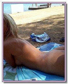 uncomplexed sexiest girls sunbathes without panties at florida nude beaches
