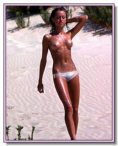 luxury nudist babes exposes their pussy at a local beach